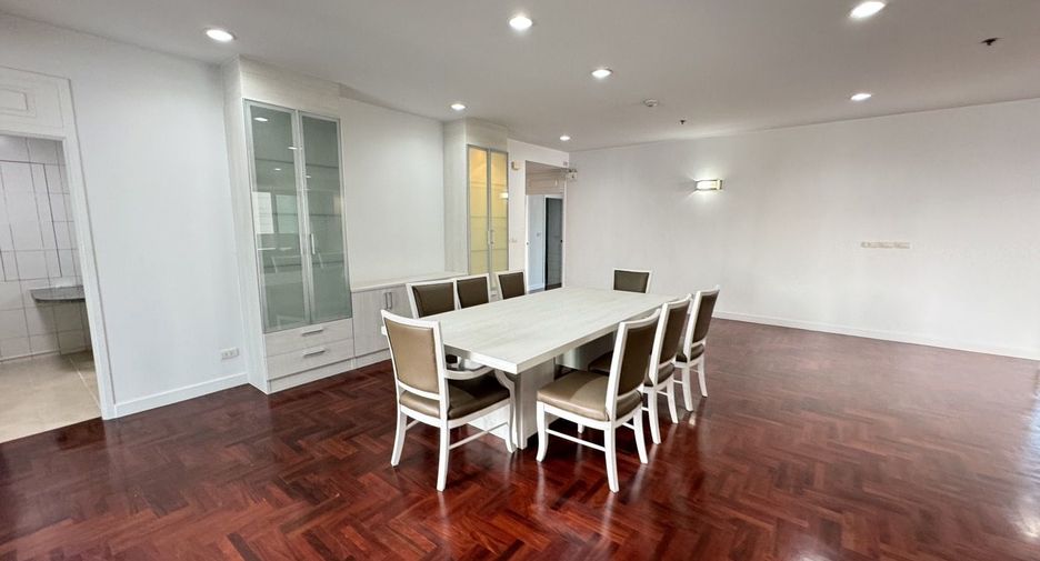 For rent 3 bedrooms apartment in Khlong Toei, Bangkok