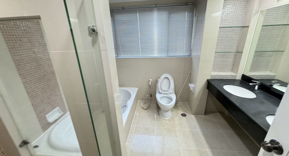 For rent 3 bedrooms apartment in Khlong Toei, Bangkok