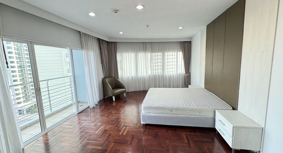 For rent 3 bedrooms apartment in Khlong Toei, Bangkok