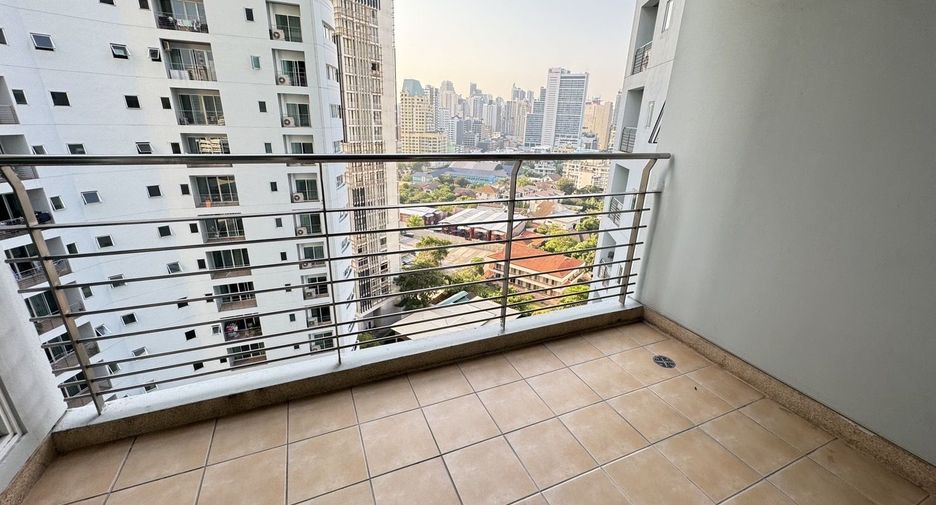 For rent 3 bedrooms apartment in Khlong Toei, Bangkok