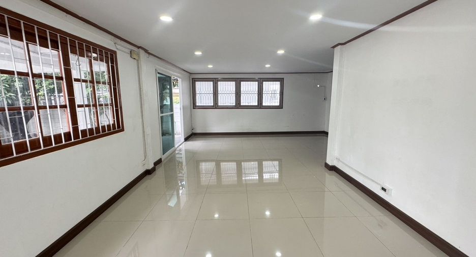 For sale 5 bedrooms house in Suan Luang, Bangkok