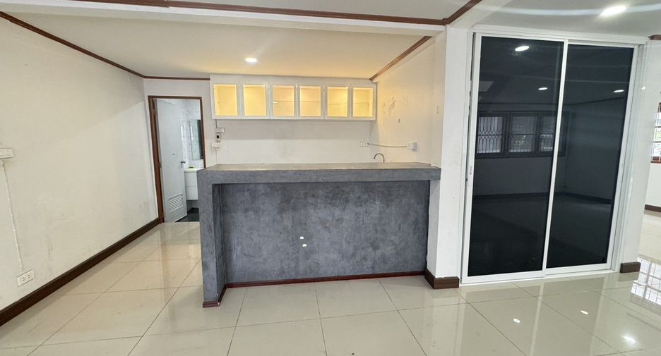 For sale 5 bedrooms house in Suan Luang, Bangkok