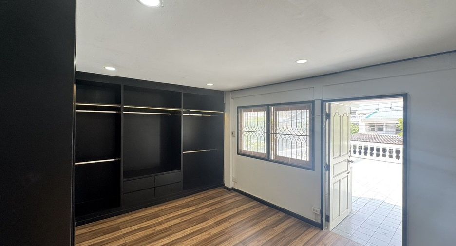 For sale 5 bedrooms house in Suan Luang, Bangkok