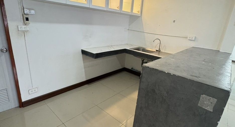 For sale 5 bedrooms house in Suan Luang, Bangkok