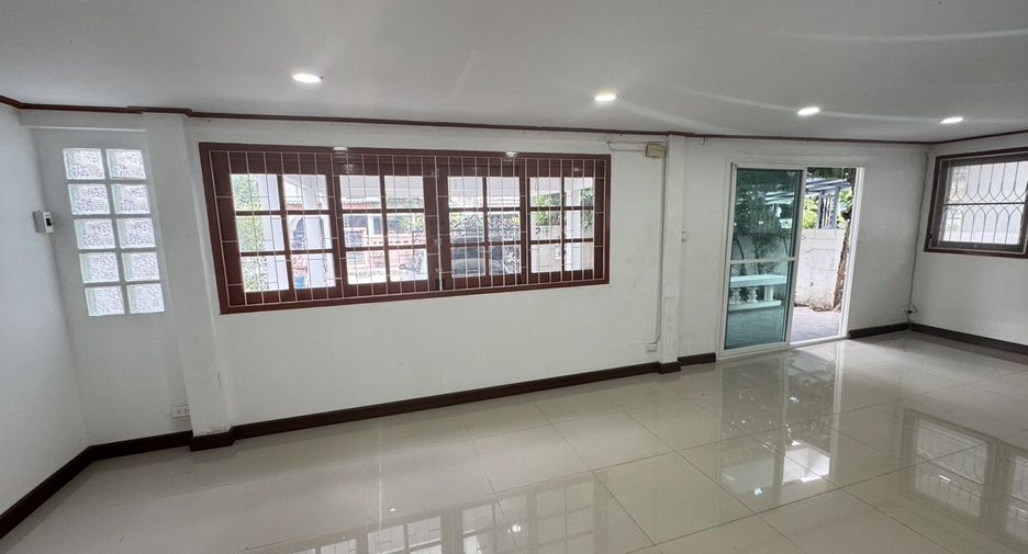 For sale 5 bedrooms house in Suan Luang, Bangkok