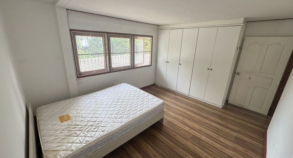 For sale 5 bedrooms house in Suan Luang, Bangkok