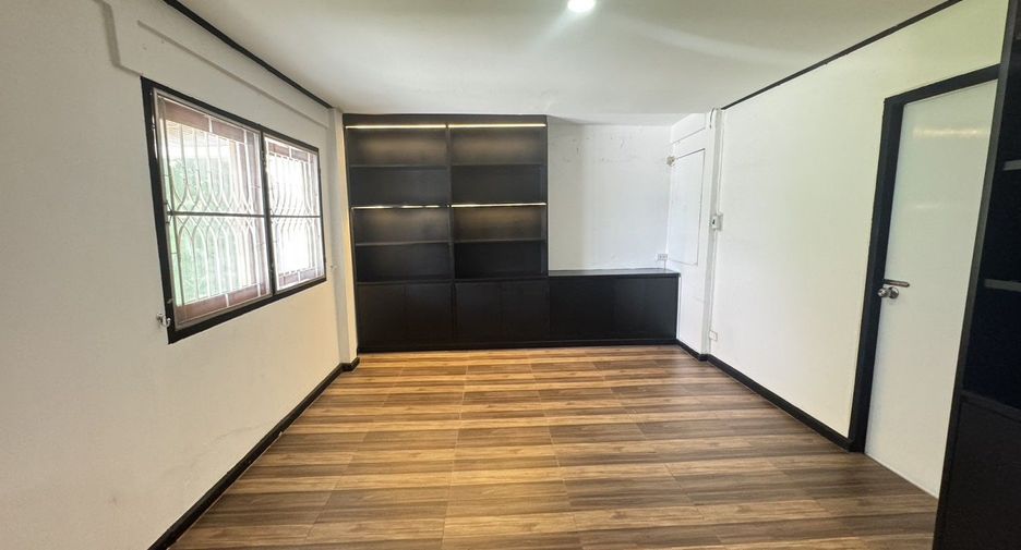 For sale 5 bedrooms house in Suan Luang, Bangkok