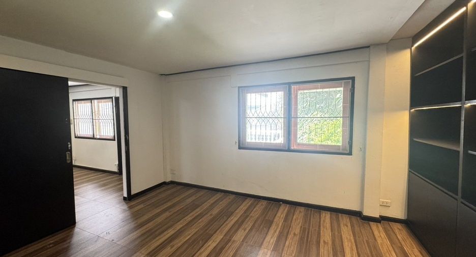 For sale 5 bedrooms house in Suan Luang, Bangkok