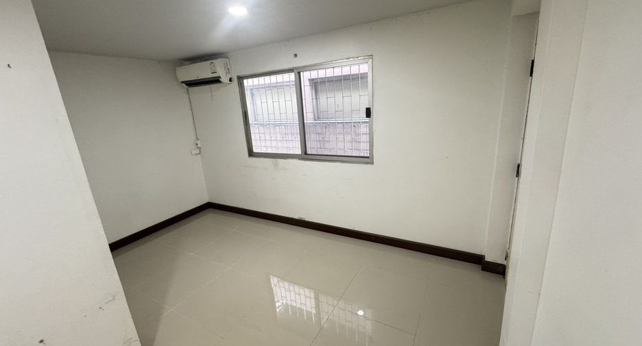 For sale 5 bedrooms house in Suan Luang, Bangkok