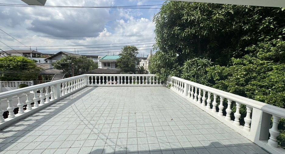 For sale 5 bedrooms house in Suan Luang, Bangkok