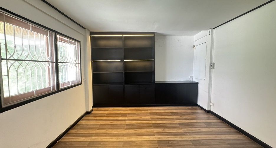 For sale 5 bedrooms house in Suan Luang, Bangkok