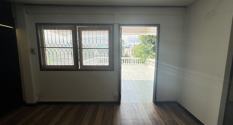 For sale 5 bedrooms house in Suan Luang, Bangkok