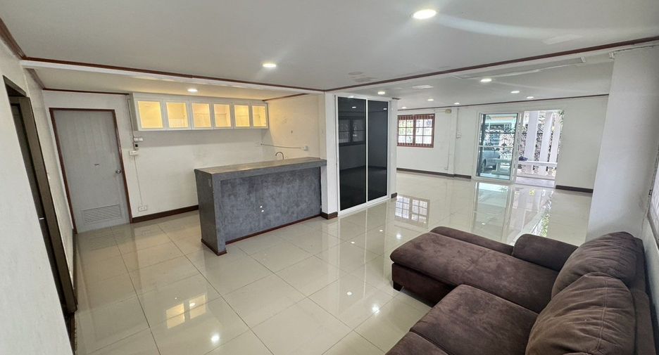 For sale 5 bedrooms house in Suan Luang, Bangkok