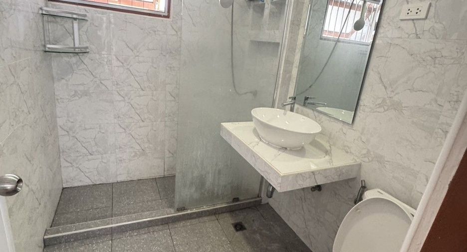 For sale 5 bedrooms house in Suan Luang, Bangkok