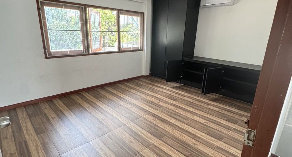 For sale 5 bedrooms house in Suan Luang, Bangkok