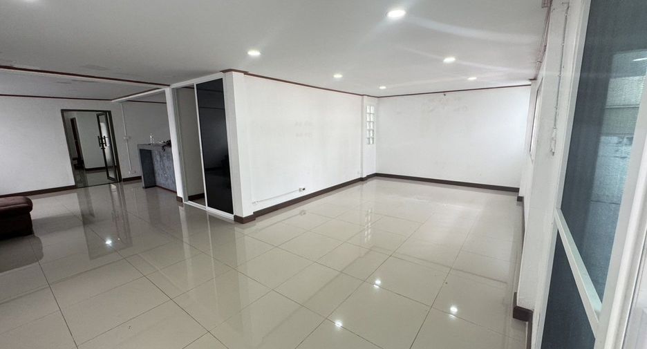 For sale 5 bedrooms house in Suan Luang, Bangkok