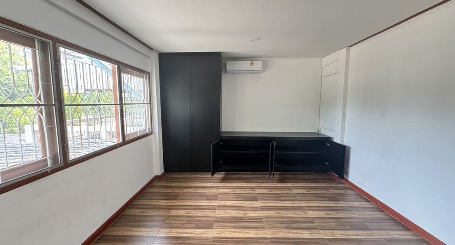 For sale 5 bedrooms house in Suan Luang, Bangkok
