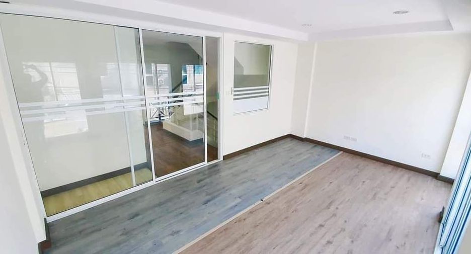 For rent 5 bedrooms townhouse in Prawet, Bangkok