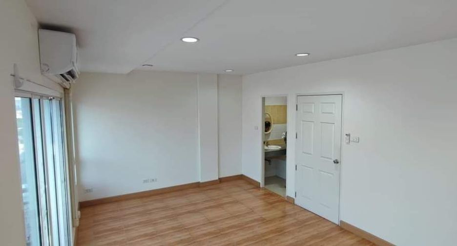 For rent 5 bedrooms townhouse in Prawet, Bangkok