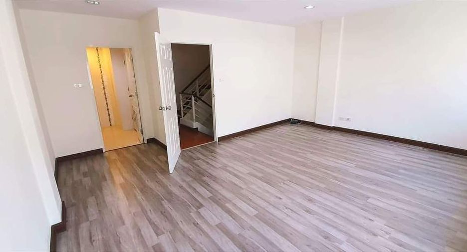 For rent 5 bedrooms townhouse in Prawet, Bangkok