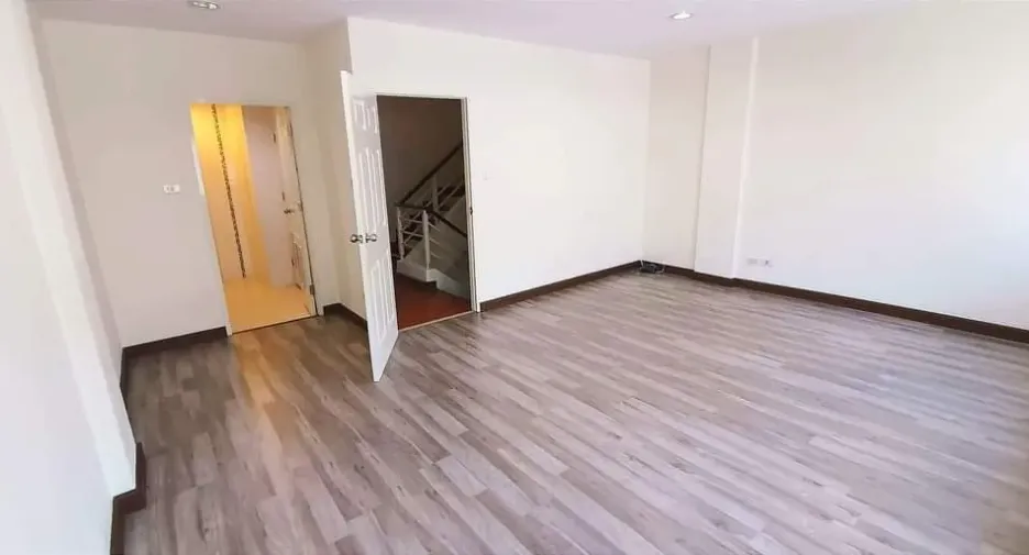 For rent 5 bedrooms townhouse in Prawet, Bangkok