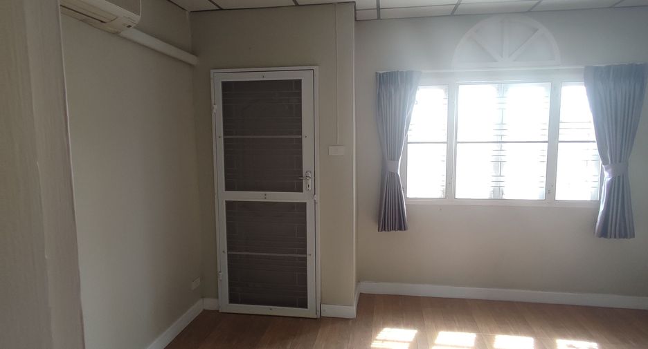 For sale 4 bedrooms townhouse in Saphan Sung, Bangkok