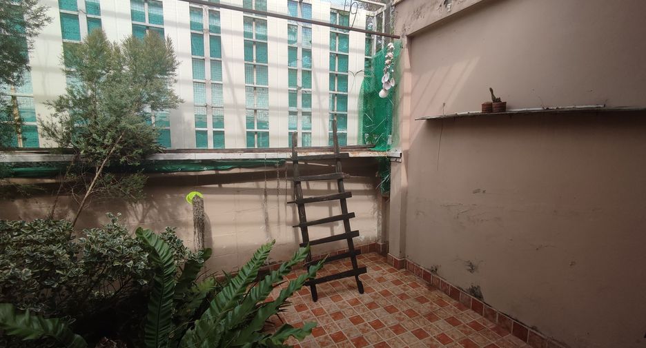 À vendre 4 chambres maison de ville à Saphan Sung, Bangkok