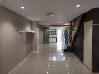 For sale 4 ベッドルーム townhouse in Saphan Sung, Bangkok