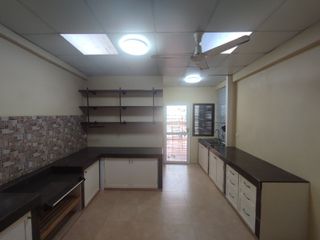 For sale 4 ベッドルーム townhouse in Saphan Sung, Bangkok