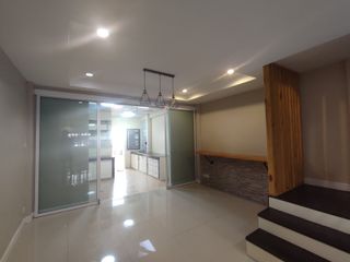 For sale 4 ベッドルーム townhouse in Saphan Sung, Bangkok