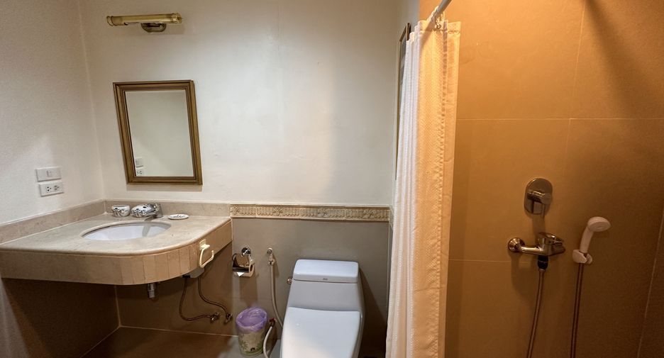 For rent 3 bedrooms condo in Khlong Toei, Bangkok