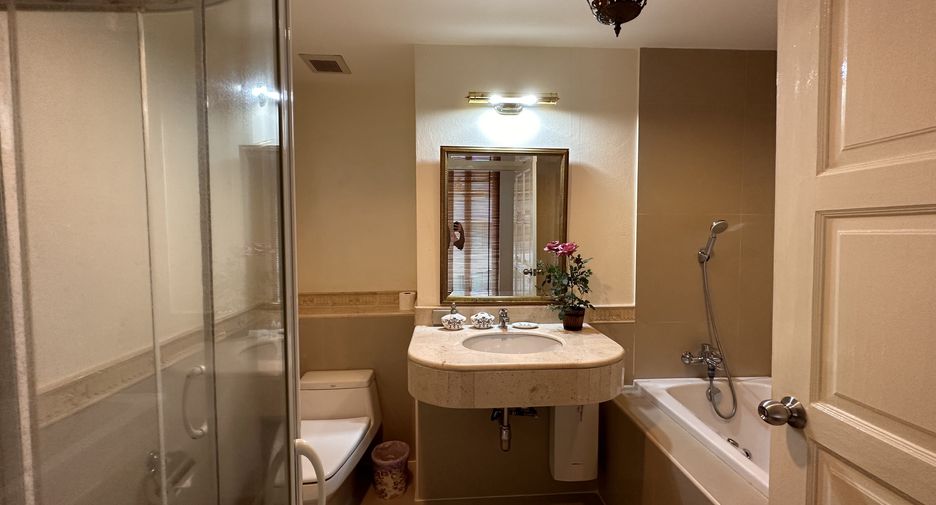 For rent 3 bedrooms condo in Khlong Toei, Bangkok