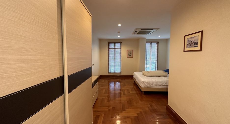 For rent 3 bedrooms condo in Khlong Toei, Bangkok