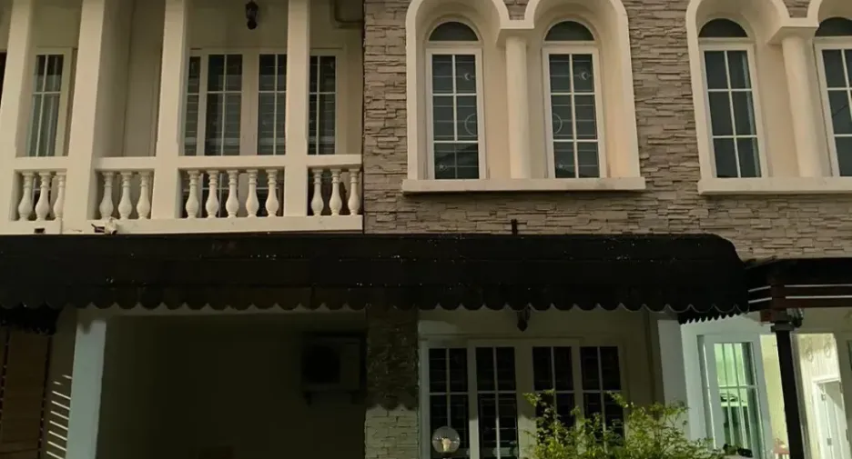 À vendre et à louer 3 chambres maison de ville à Suan Luang, Bangkok
