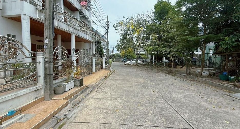 Casa adosada en venta de 4 habitaciones en Khan Na Yao, Bangkok
