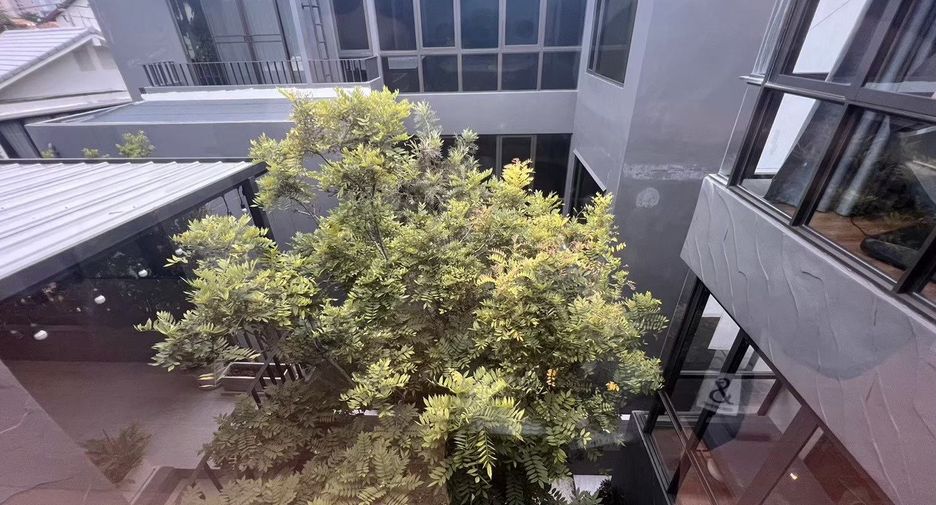For sale 4 bedrooms house in Watthana, Bangkok