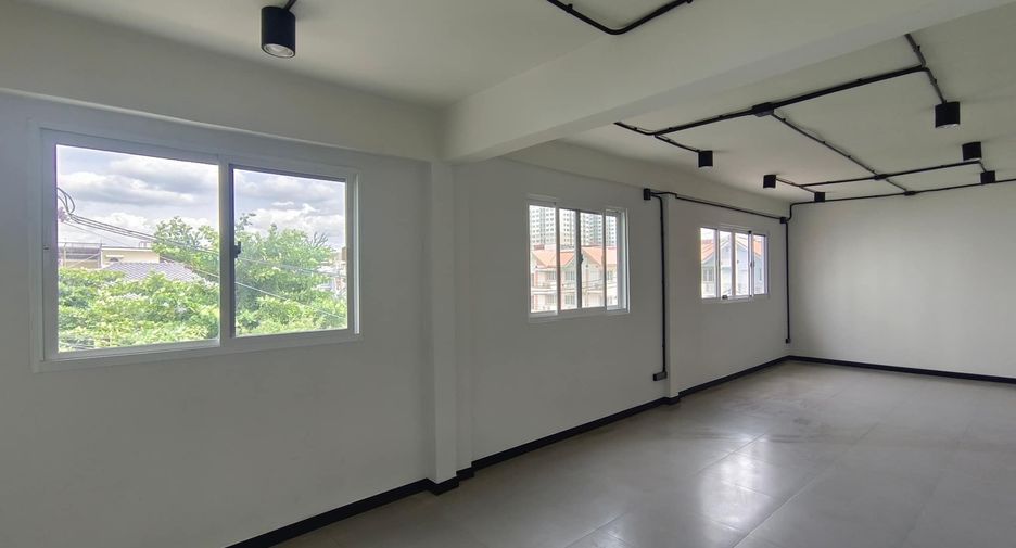 Casa adosada en venta y en alquiler de 5 habitaciones en Bangkok Noi, Bangkok