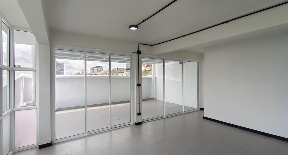 Casa adosada en venta y en alquiler de 5 habitaciones en Bangkok Noi, Bangkok