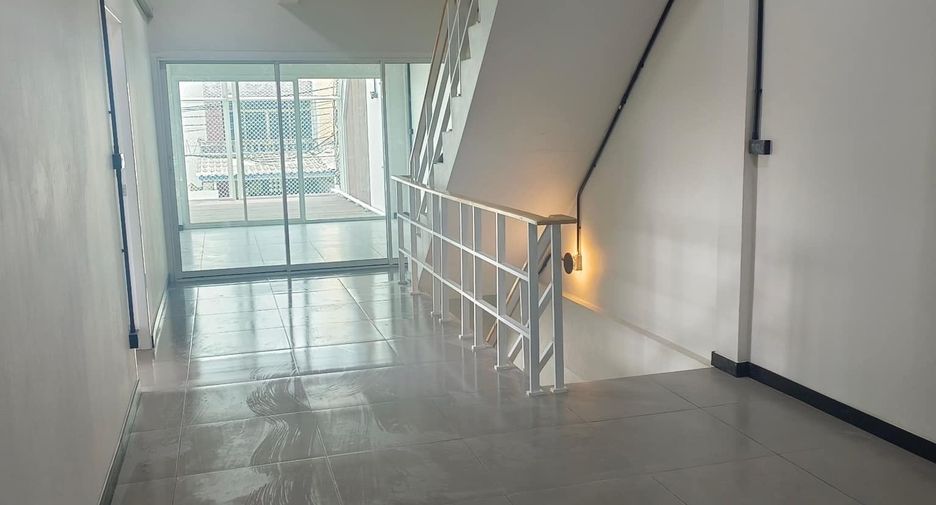 Casa adosada en venta y en alquiler de 5 habitaciones en Bangkok Noi, Bangkok