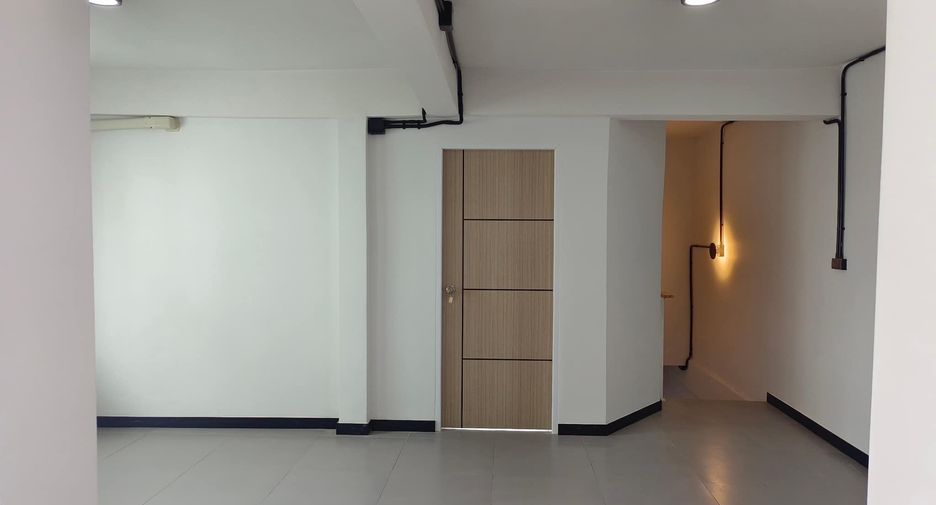 Casa adosada en venta y en alquiler de 5 habitaciones en Bangkok Noi, Bangkok