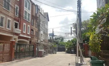 Reihenhaus zur Miete mit 4 Zimmer in Yan Nawa, Bangkok