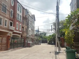 For rent 4 bedrooms townhouse in Yan Nawa, Bangkok