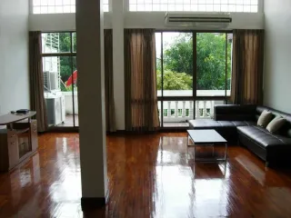 For rent 4 bedrooms townhouse in Yan Nawa, Bangkok