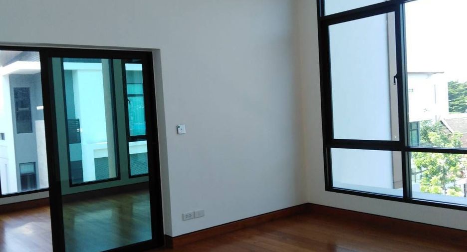 For sale 4 bedrooms house in Huai Khwang, Bangkok