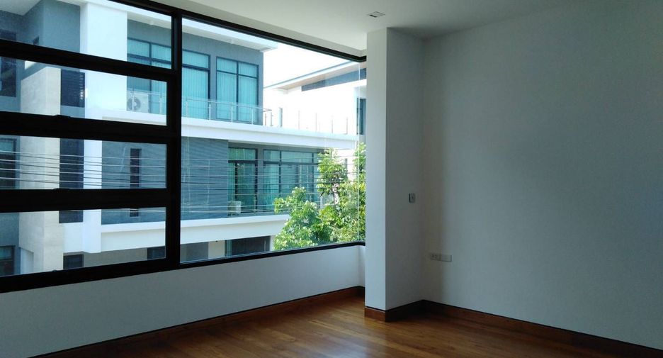 For sale 4 bedrooms house in Huai Khwang, Bangkok