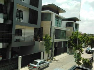 For sale 4 bedrooms house in Huai Khwang, Bangkok