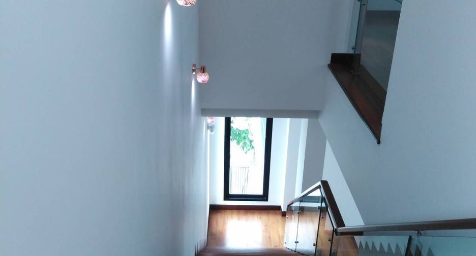For sale 4 bedrooms house in Huai Khwang, Bangkok