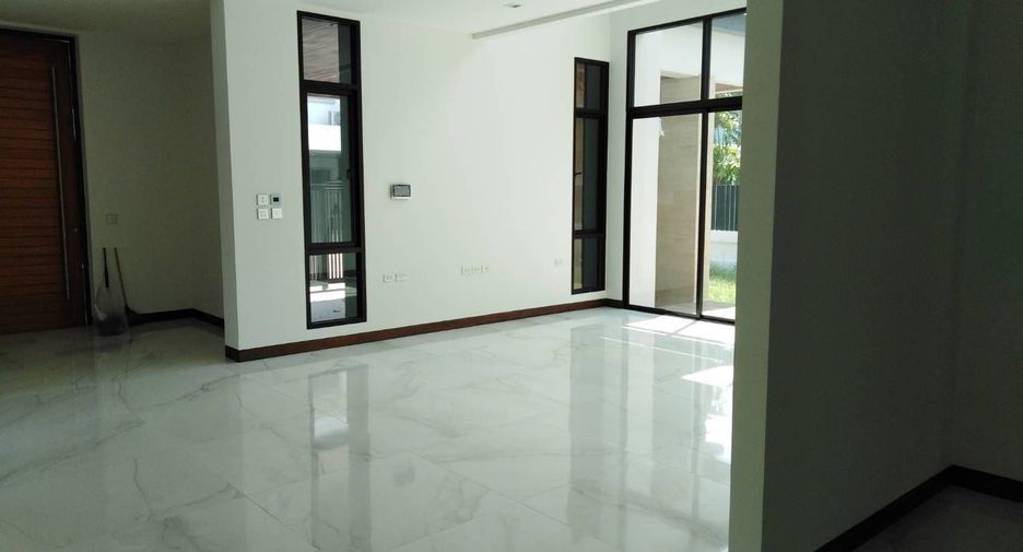 For sale 4 bedrooms house in Huai Khwang, Bangkok
