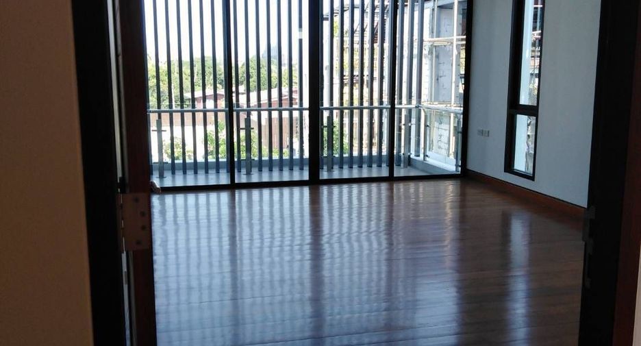 For sale 4 bedrooms house in Huai Khwang, Bangkok
