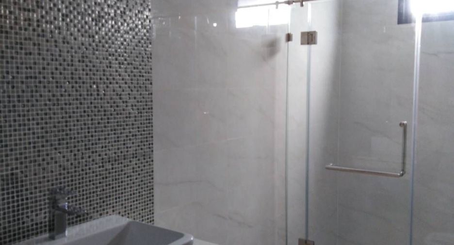For sale 4 bedrooms house in Huai Khwang, Bangkok